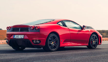 Köra Ferrari present